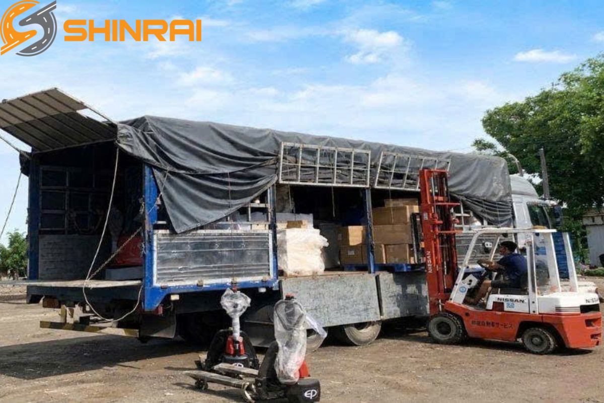 Bãi xe tải Bắc Nam tập kết hàng hóa