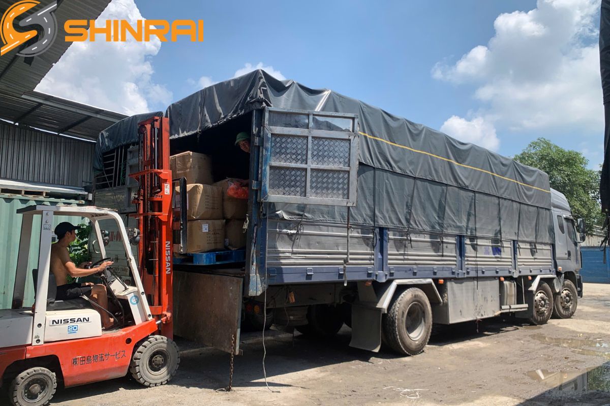 Xe tải chở hàng Bắc Nam tại Shinrai